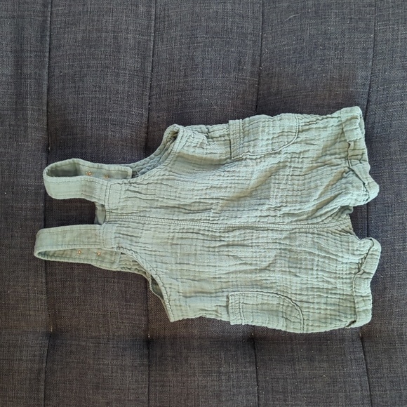 Carter's Little Planet Shortall - Picture 2 of 2